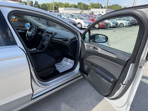 Used 2017 Ford Fusion SE FWD image 9