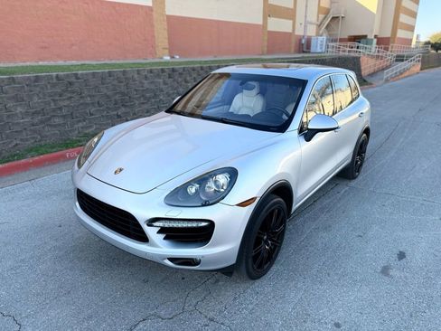 Used 2012 Porsche Cayenne Turbo image 6