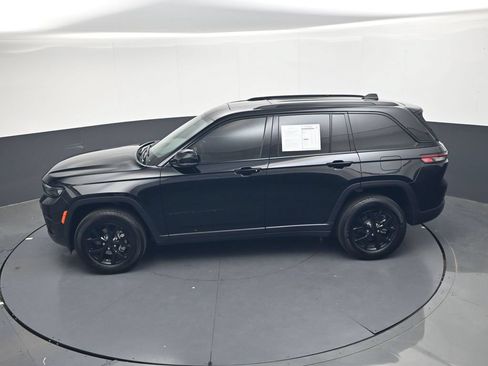 Used 2025 Jeep Grand Cherokee Altitude AWD/4WD image 31