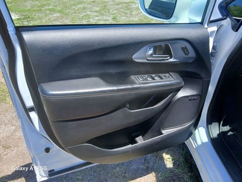 Used 2019 Chrysler Pacifica Limited w/ Advanced Safetytec Group FWD image 11
