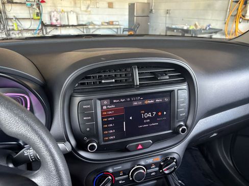 Used 2025 Kia Soul LX w/ LX Technology Package FWD image 20