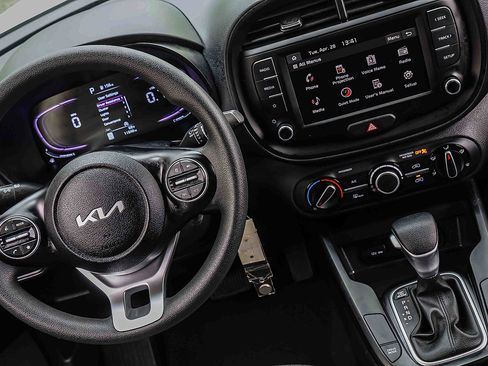 Certified 2025 Kia Soul LX w/ LX Technology Package FWD image 18