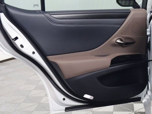 Certified 2025 Lexus ES 300h w/ Premium Package image 13