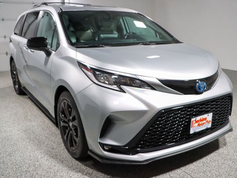 Used 2024 Toyota Sienna XSE w/ XSE Plus Package image 5