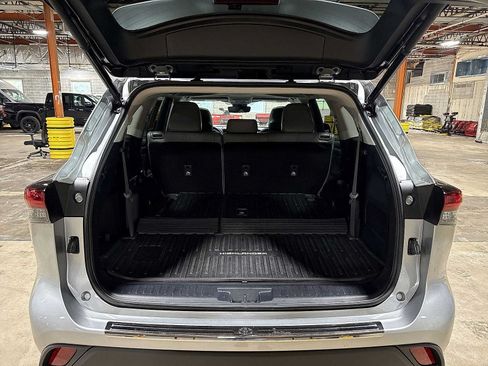 Used 2021 Toyota Highlander XLE AWD/4WD image 11