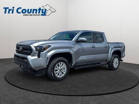 Used 2025 Toyota Tacoma SR5 AWD/4WD image 3