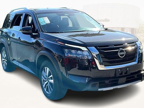 Used 2025 Nissan Pathfinder SL image 3