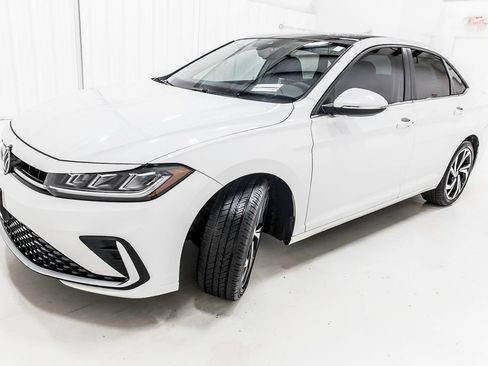 Used 2025 Volkswagen Jetta SEL FWD image 3