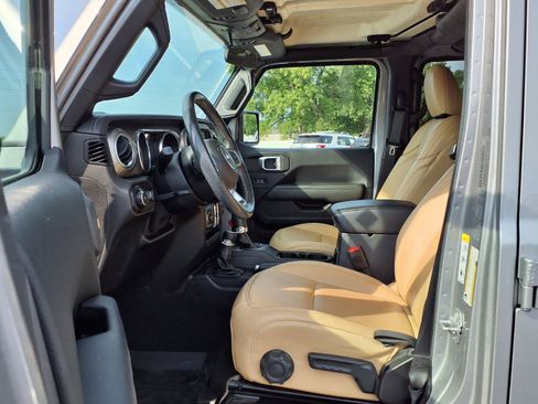 Used 2019 Jeep Wrangler Unlimited Sahara w/ Cold Weather Group AWD/4WD image 21