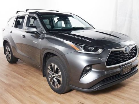 Used 2021 Toyota Highlander XLE AWD/4WD image 3