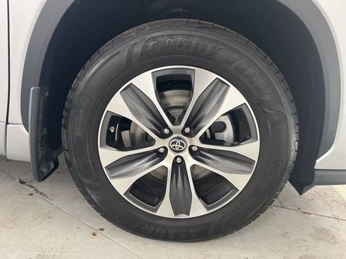 Used 2022 Toyota Highlander XLE image 18