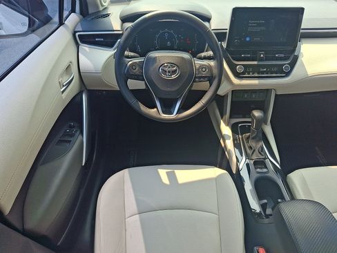 Used 2024 Toyota Corolla Cross XLE w/ Convenience Package AWD/4WD image 12