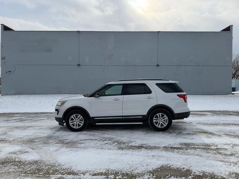 Used 2018 Ford Explorer XLT w/ Equipment Group 202A image 4