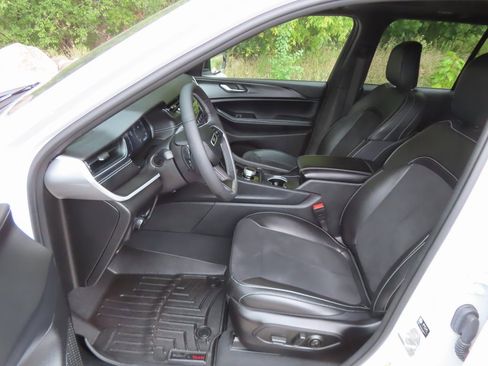 Certified 2024 Jeep Grand Cherokee Altitude image 26