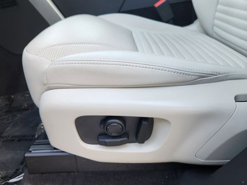 Certified 2025 Land Rover Discovery Dynamic SE image 22