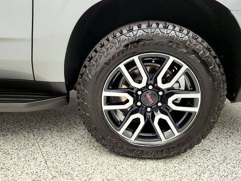 Used 2024 GMC Yukon XL AT4 w/ Technology Package AWD/4WD image 9