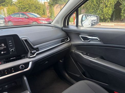 Used 2025 Kia Sportage LX image 33