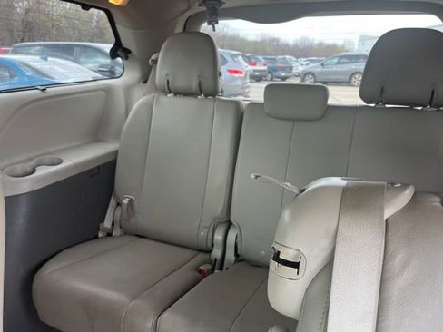 Used 2015 Toyota Sienna XLE image 12