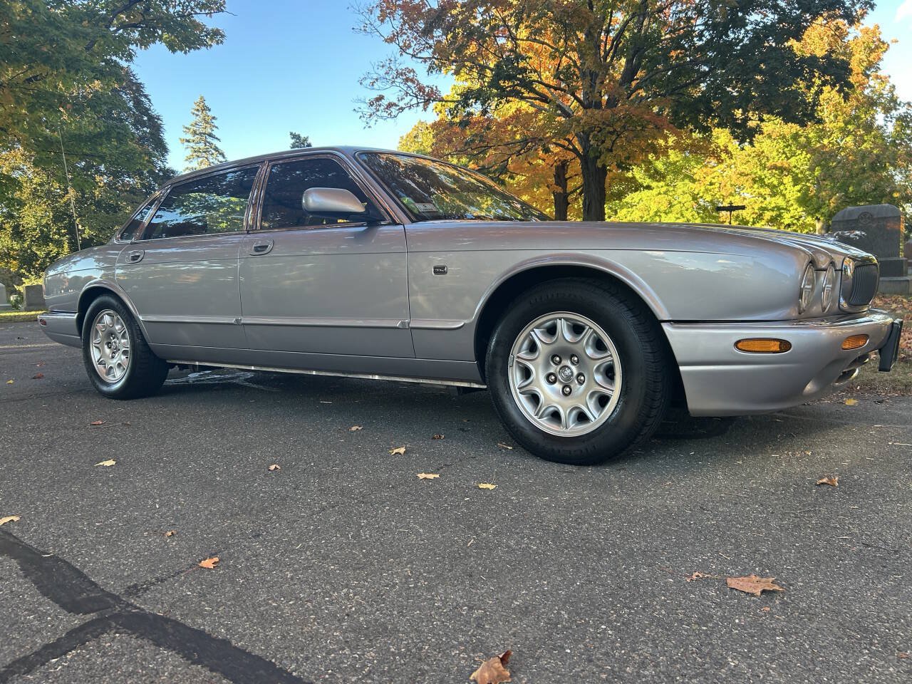 Used 2000 Jaguar XJ8 RWD image 1