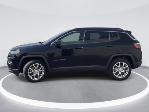 Used 2024 Jeep Compass Latitude AWD/4WD image 4