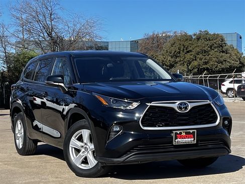 Used 2024 Toyota Highlander LE image 2