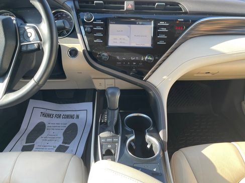 Used 2018 Toyota Camry XLE image 13