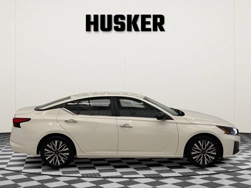 Used 2025 Nissan Altima 2.5 SV FWD image 2
