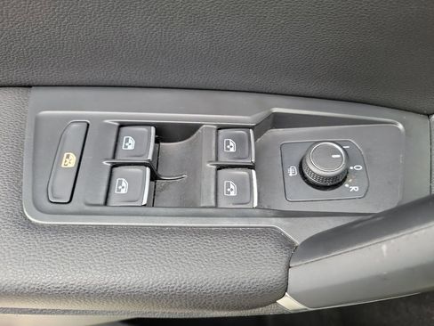 Used 2020 Volkswagen Tiguan SE image 24