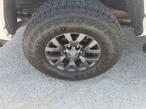 Used 2020 Toyota Tacoma SR5 AWD/4WD image 38