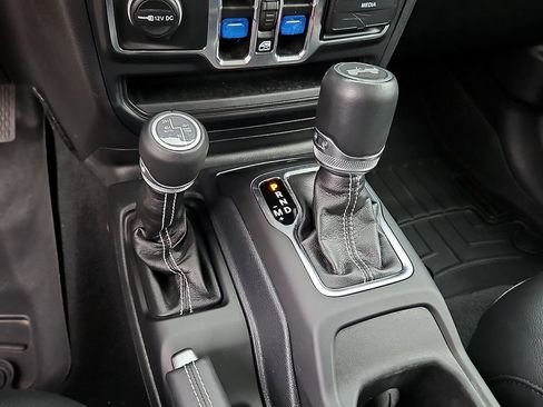 Used 2023 Jeep Wrangler Unlimited Sahara w/ Cold Weather Group AWD/4WD image 16