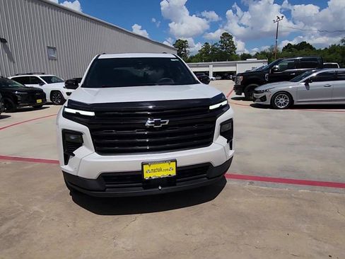 Used 2024 Chevrolet Traverse LT w/ Enhanced Driving Package FWD image 3