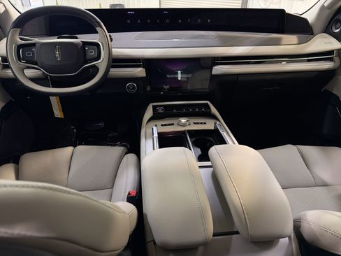 New 2026 Lincoln Navigator Premiere AWD/4WD image 23