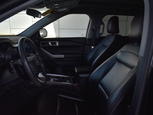 Used 2021 Ford Explorer XLT w/ Equipment Group 202A AWD/4WD image 16
