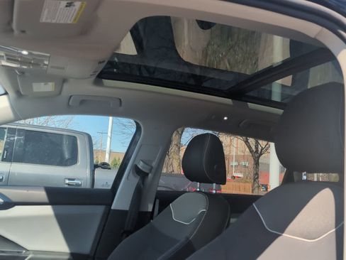 Used 2023 Volkswagen Taos SE w/ Panoramic Sunroof Package image 9