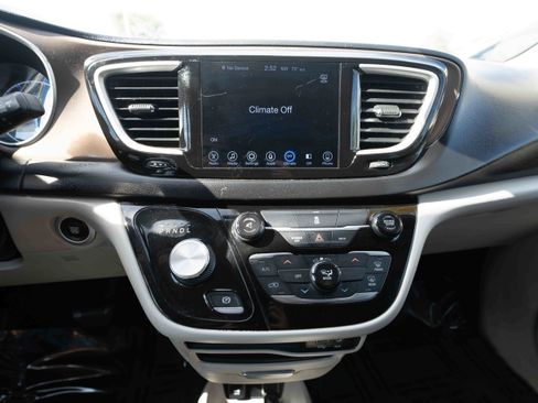 Used 2017 Chrysler Pacifica Touring FWD image 17