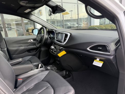 New 2026 Chrysler Voyager LX image 23