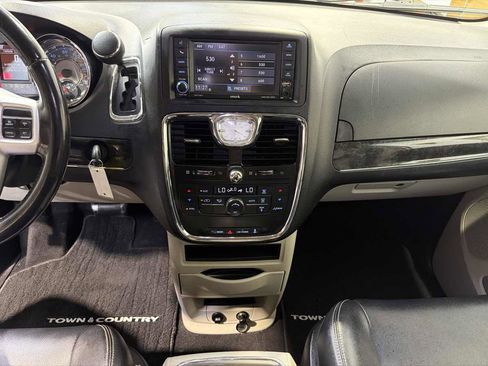 Used 2014 Chrysler Town & Country Touring FWD image 21