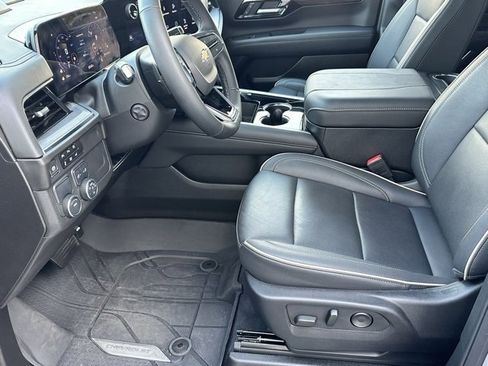 Used 2025 Chevrolet Suburban Premier image 6