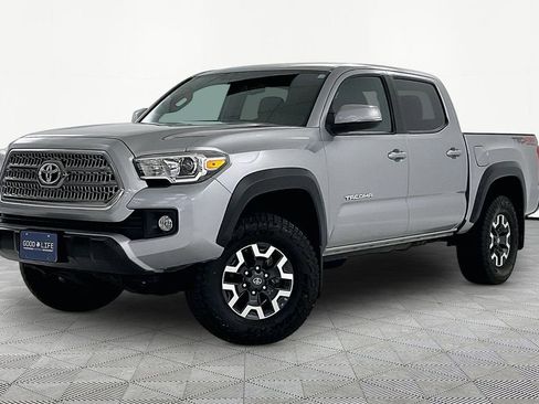 Used 2017 Toyota Tacoma TRD Off-Road w/ Premium & Technology Package image 3