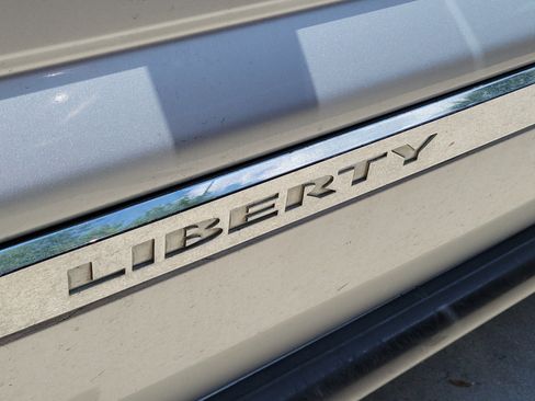 Used 2006 Jeep Liberty Sport AWD/4WD image 6