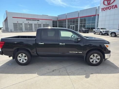 Used 2018 Nissan Titan SV w/ SV Convenience Package AWD/4WD image 2