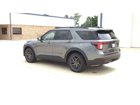 Used 2025 Ford Explorer ST-Line w/ ST-Line Street Pack AWD/4WD image 6