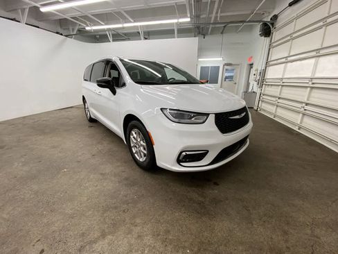 Used 2024 Chrysler Pacifica Touring-L image 8