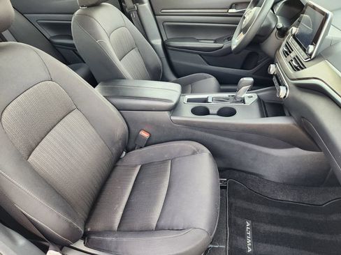 Used 2025 Nissan Altima 2.5 SV FWD image 14