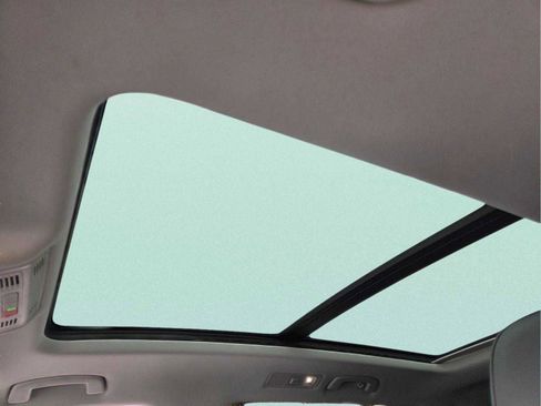 Used 2022 Volkswagen Tiguan SE w/ Panoramic Sunroof Package FWD image 8