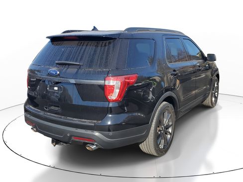 Used 2018 Ford Explorer XLT w/ Equipment Group 202A image 4