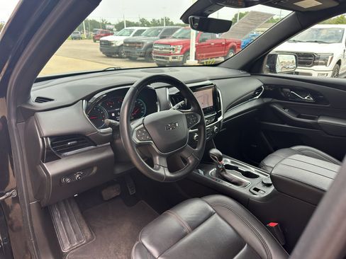Used 2023 Chevrolet Traverse RS FWD image 2