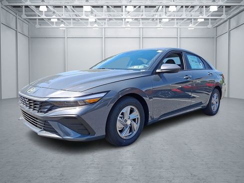 New 2026 Hyundai Elantra SE FWD image 2