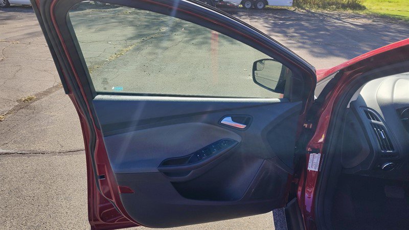 Used 2013 Ford Focus SE w/ SE Winter Pkg FWD image 16