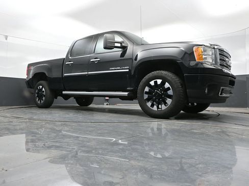 Used 2011 GMC Sierra 2500 Denali w/ Suspension Package, Off-Road AWD/4WD image 39